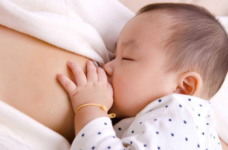 Chất béo trong sữa mẹ có tác dụng gì đối với trẻ?