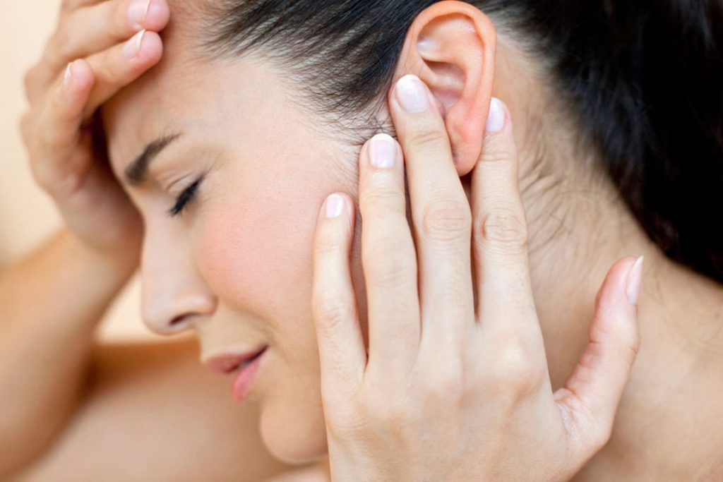 Phải làm gì khi bị đau nhức vành tai?